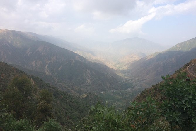 5-Day Northern Ethiopia Tour : 3D Simien Mountains Trek & Axum. - Sankober and the escarpment edge: views both ways and geladas nearby
